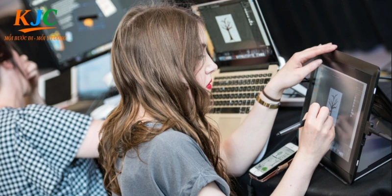 Nhân viên truyền thông